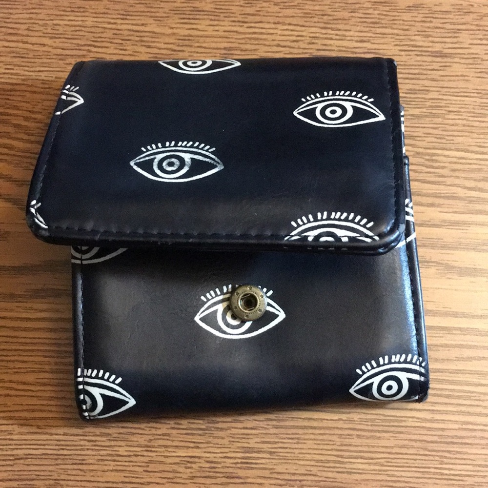 Black wallet with eye pattern 👀